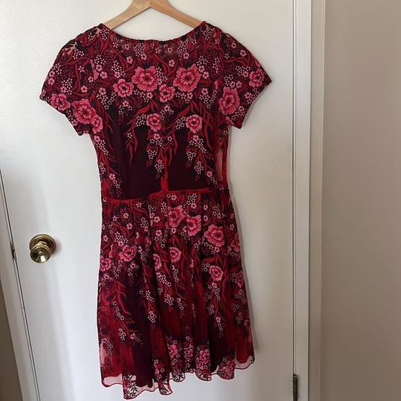 Eva Franco lace embroidered floral dress with navy slip. Pleated skirt - Picture 5 of 6